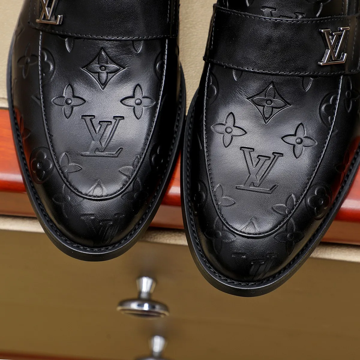 Men's Men's Shoes 💰420 💰[Louis Vuitton] LV high-end business formal leather shoes! ! Luxurious and elegant style, equal emphasis on practicality and style, professional focus on details and quality, counter original 1⃣️: 1⃣️ super accurate reproduction👍🏻! Material: The upper is made of imported original soft 🐂cowhide ➕imported first-layer sheepskin lining. Original anti-slip and wear-resistant outsole! Code number: 39--45, (38.46 custom-made) Large quantities in stock!